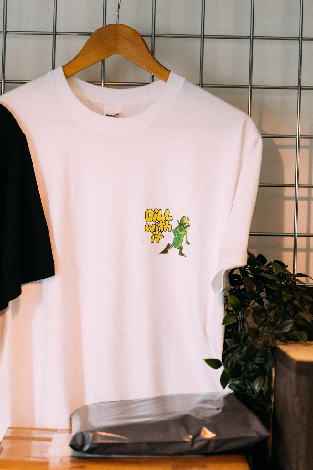 DILL WITH IT - T-SHIRT